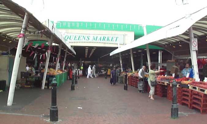 Торговцы Queen's Market призывают мэрию вмешаться в дела о дискриминации